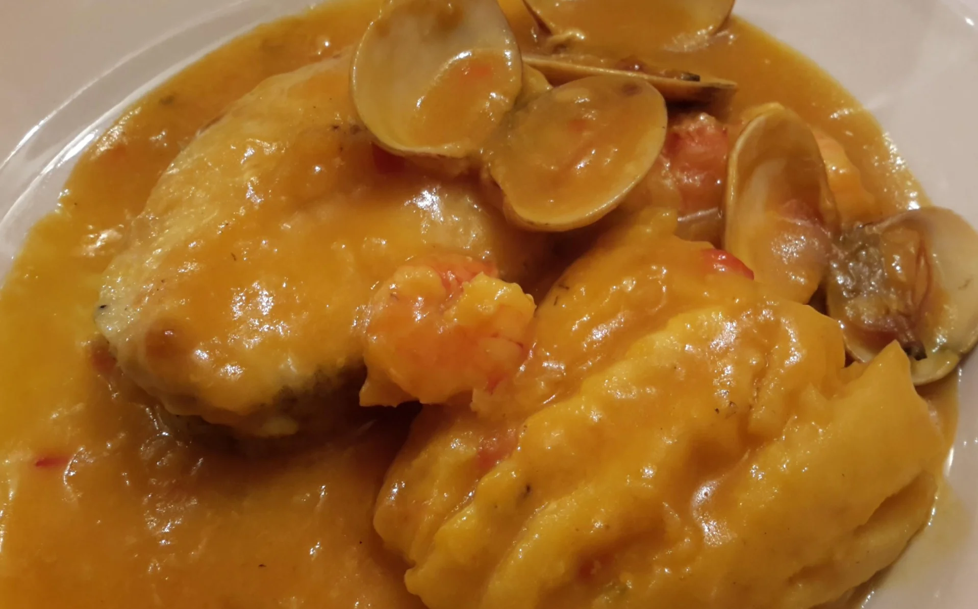 Merluza en Salsa con Gambas y Almejas
