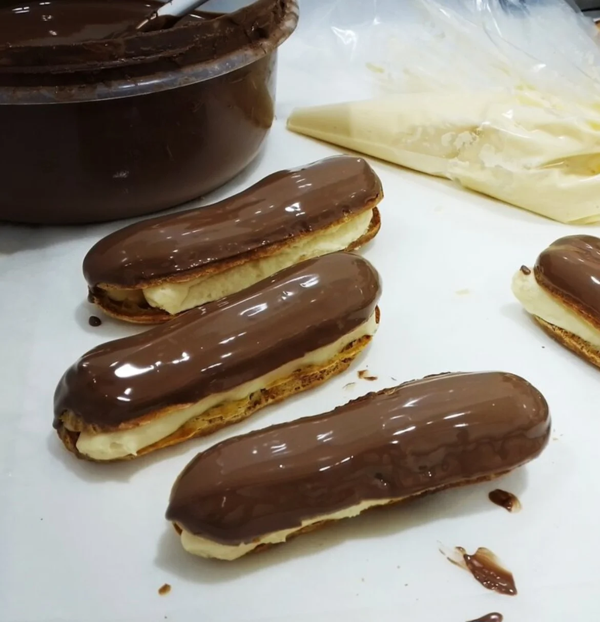 Eclair de Crema y Chocolate