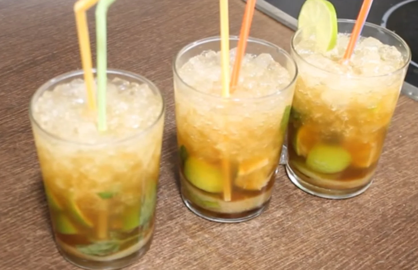 Rebujito andaluz en vaso con hielo y hierbabuena